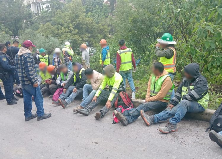 Rescatan a 18 trabajadores que cayeron a barranca en la Álvaro Obregón