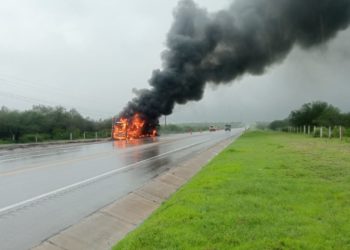 Guardia Estatal atiende reporte por incendio de vehículo en Carretera Federal 81¨