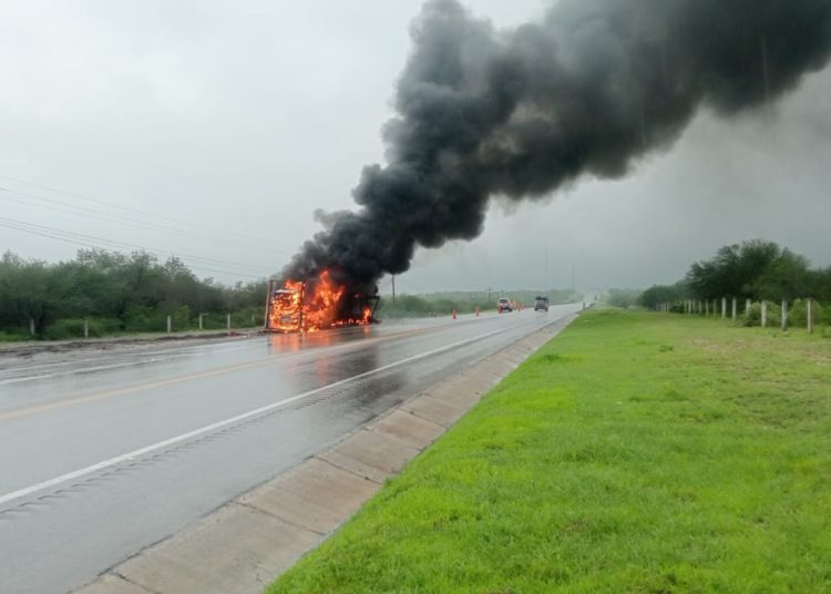 Guardia Estatal atiende reporte por incendio de vehículo en Carretera Federal 81¨