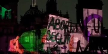 Proyecta Gobierno de la CDMX imágenes pro aborto sobre la Catedral Metropolitana, Iglesia pide retirar proyección ‘Memoria Luminosa’