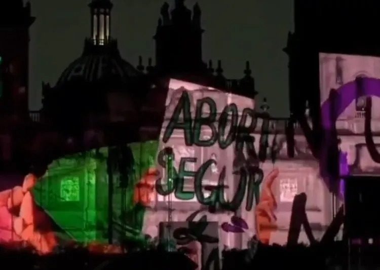 Proyecta Gobierno de la CDMX imágenes pro aborto sobre la Catedral Metropolitana, Iglesia pide retirar proyección ‘Memoria Luminosa’