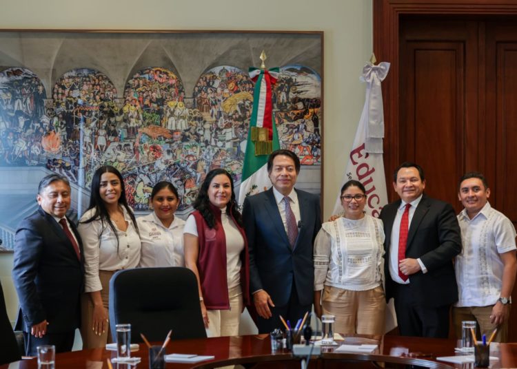 Reconocen a estudiantes yucatecos por su excelencia académica