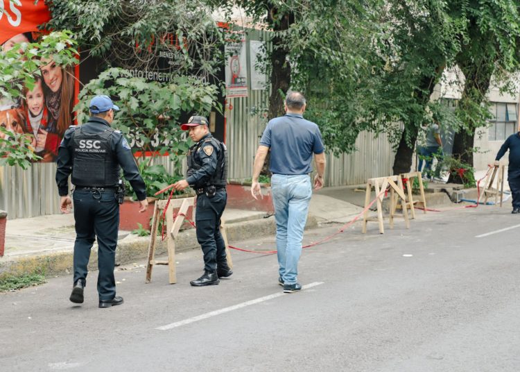 Retira alcaldía Benito Juárez 2 toneladas de obstáculos de la vía pública