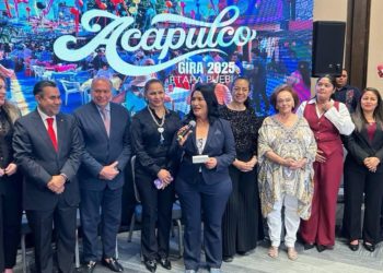 Miles de visitantes llegan a Acapulco para disfrutar sus vacaciones de verano