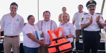 Gobernador Díaz Mena respalda a pescadoras y pescadores de Progreso