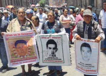 No damos cheque en blanco a Sheinbaum, señalan padres de normalistas desaparecidos