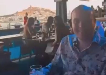 Diputado de Morena, Enrique Vázquez, baila y disfruta en exclusivo antro en Ibiza, España