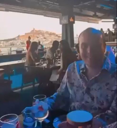Diputado de Morena, Enrique Vázquez, baila y disfruta en exclusivo antro en Ibiza, España
