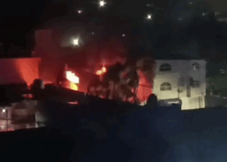 Crimen organizado balea e incendia casa de la alcaldesa de Queréndaro, Michoacán