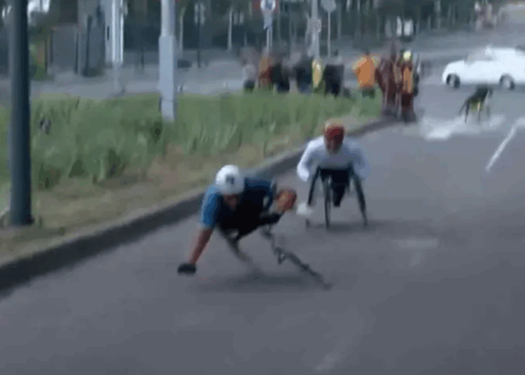 Bache arruina carrera a competidores líderes en silla de ruedas del Maratón CDMX 2025
