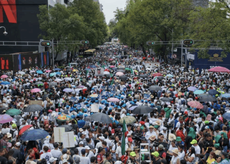 Bajo el grito de “México no se vende”, marcha “La Resistencia”, liderada por Alessandra Rojo de la Vega