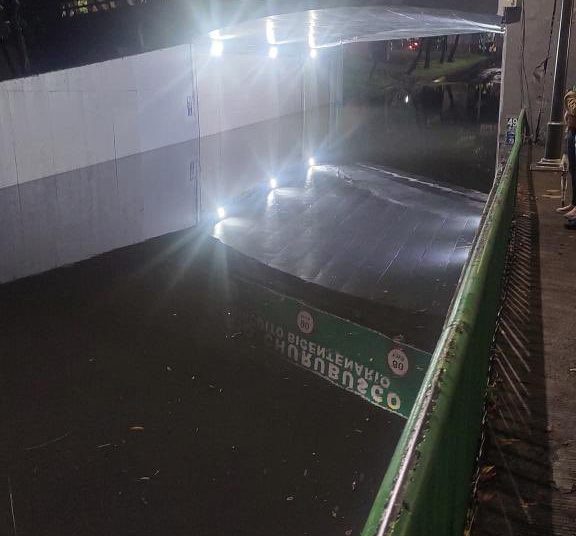 Bajo puente de Churubusco suma más de 20 horas inundado y comienza a llover en la zona