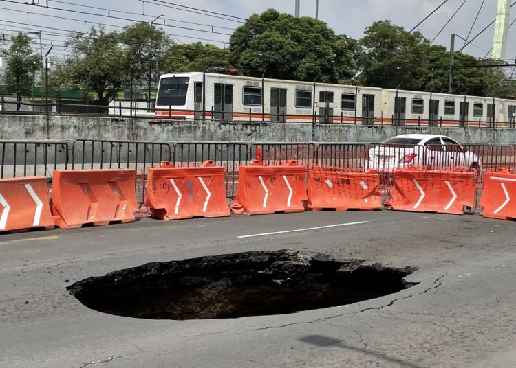 Comienzan a reparar socavón localizado en la Ignacio Zaragoza, alcaldía Iztacalco