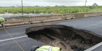 Socavón provoca cierre total de la carretera Apatzingán–Cuatro Caminos