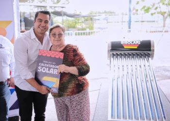 Entrega Felifer Macías calentadores solares del programa “Tu Vivienda en Acción”
