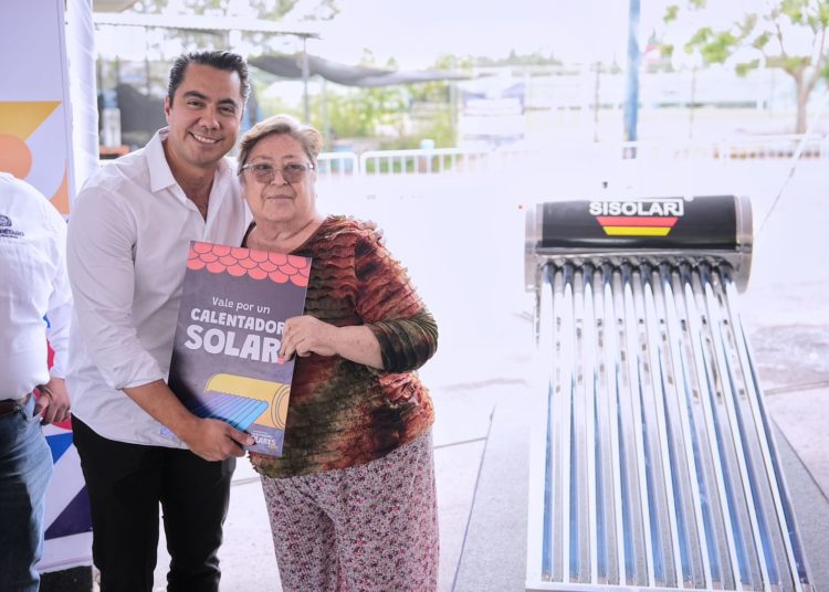 Entrega Felifer Macías calentadores solares del programa “Tu Vivienda en Acción”