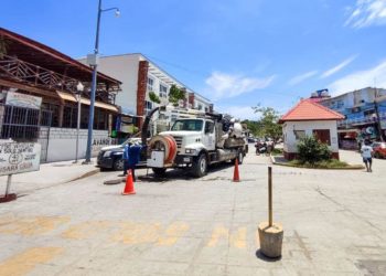 Realizan desazolve al sistema de drenaje en Puerto Escondido