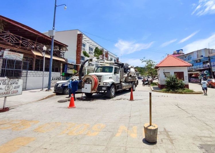 Realizan desazolve al sistema de drenaje en Puerto Escondido