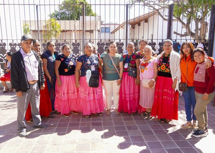 Impulsan emprendimiento de 97 mujeres artesanas de Santa María Texcatitlán