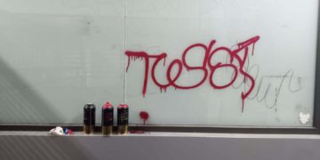 Uniformados detienen a tres personas que realizaban pintas en las instalaciones del metro, en la alcaldía Miguel Hidalgo