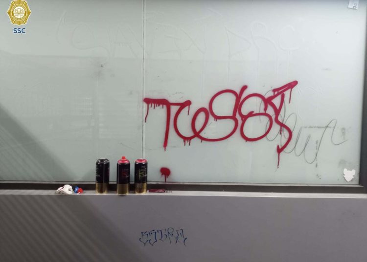 Uniformados detienen a tres personas que realizaban pintas en las instalaciones del metro, en la alcaldía Miguel Hidalgo