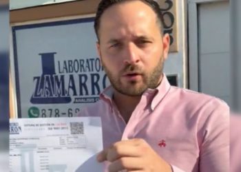 Tras agredir a reportera, alcalde de Piedras Negras muestra resultado de antidoping