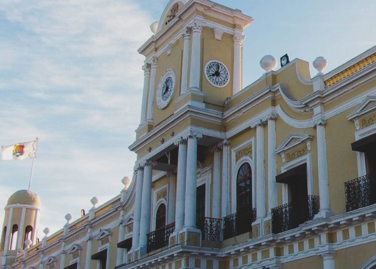 Denuncia ante FGR involucra a coordinador jurídico de Nayarit en presuntos favores inmobiliarios en Bahía de Banderas