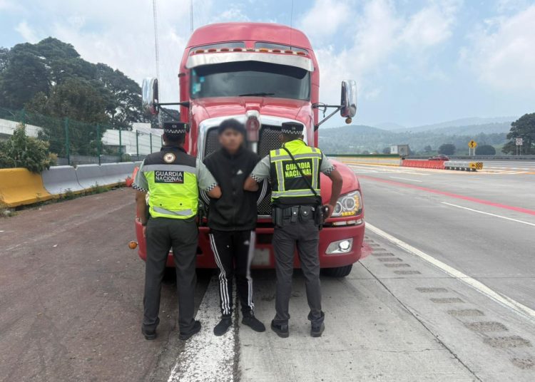 Agentes de la Guardia Nacional rescataron al operador de un tráiler y recuperaron su cargamento, tras el asalto que sufrió por parte de un presunto delincuente que fue detenido en flagrancia, en el Estado de México.