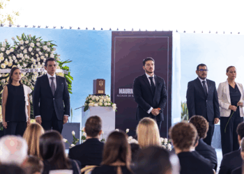 Rinde Samuel García guardia de honor a Mauricio Fernández