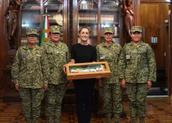 Sheinbaum reconoce el trabajo de mujeres militares en la elaboración de la Banda Presidencial