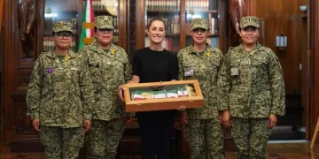 Sheinbaum reconoce el trabajo de mujeres militares en la elaboración de la Banda Presidencial