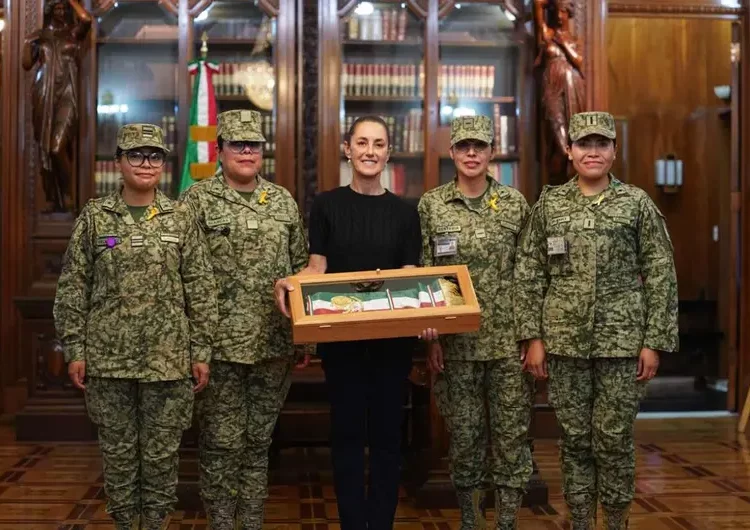 Sheinbaum reconoce el trabajo de mujeres militares en la elaboración de la Banda Presidencial