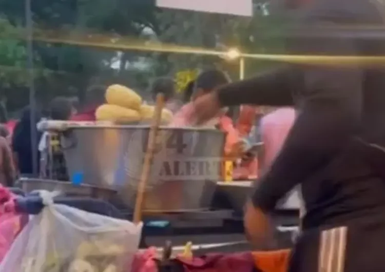 Vendedor de elotes de la Alameda Central moja billetes en el caldo para verificar si son falsos