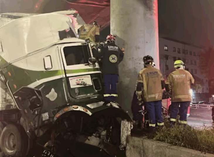 Choca tráiler contra un pilar de la Línea B del Metro en Avenida Oceanía