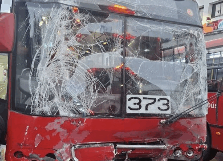 Fuerte impacto de 2 unidades del Metrobús dejan 12 lesionados en la Benito Juárez