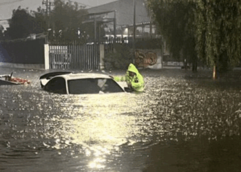 Fuertes lluvias y falta de mantenimiento hidráulico provocan graves inundaciones en Iztapalapa y Neza