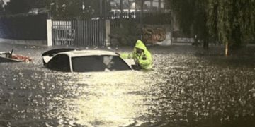 Fuertes lluvias y falta de mantenimiento hidráulico provocan graves inundaciones en Iztapalapa y Neza