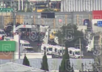 Choque entre autobús y tren en Atlacomulco deja al menos 8 muertos y 45 heridos