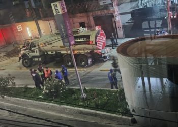 Cae pipa de Pemex en socavón registrado en la alcaldía Iztacalco