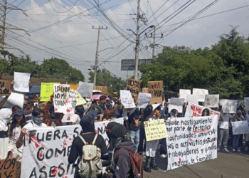 Padres y alumnos realizan concentración pacífica en el CCH Sur para exigir seguridad tras asesinato de estudiante