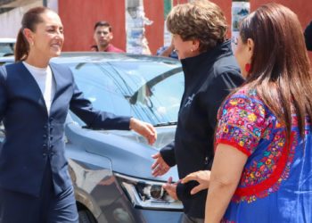 Sheinbaum visita Neza tras tromba que dejó varias afectaciones