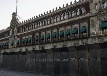 Refuerzan Palacio Nacional con vallas ante marcha por el 11 aniversario del caso Ayotzinapa este viernes
