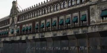 Refuerzan Palacio Nacional con vallas ante marcha por el 11 aniversario del caso Ayotzinapa este viernes