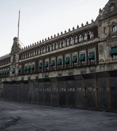 Refuerzan Palacio Nacional con vallas ante marcha por el 11 aniversario del caso Ayotzinapa este viernes