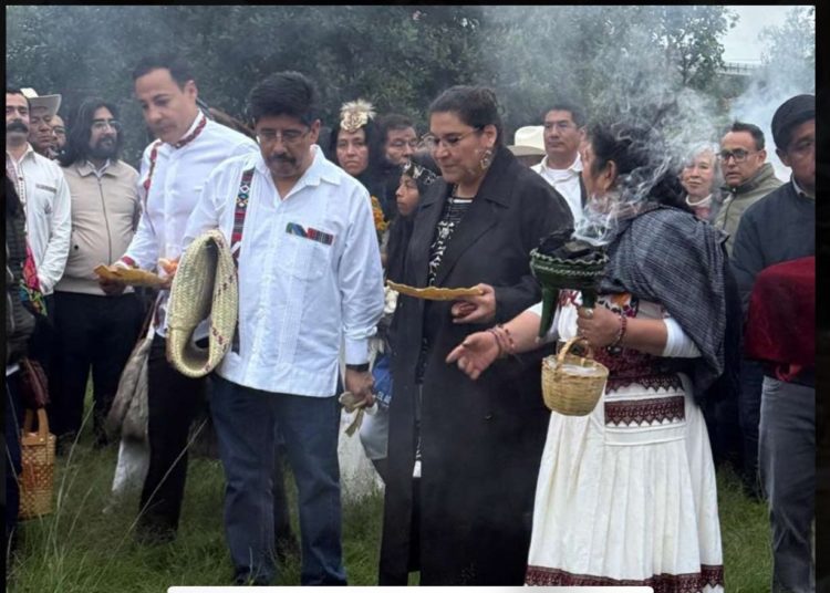 Realizan ministros de la Corte purificación de bastones de mando en Cuicuilco