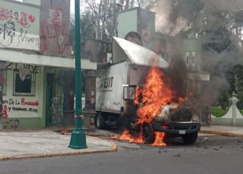 Normalistas derriban puerta del Campo Militar 1 e incendian camión