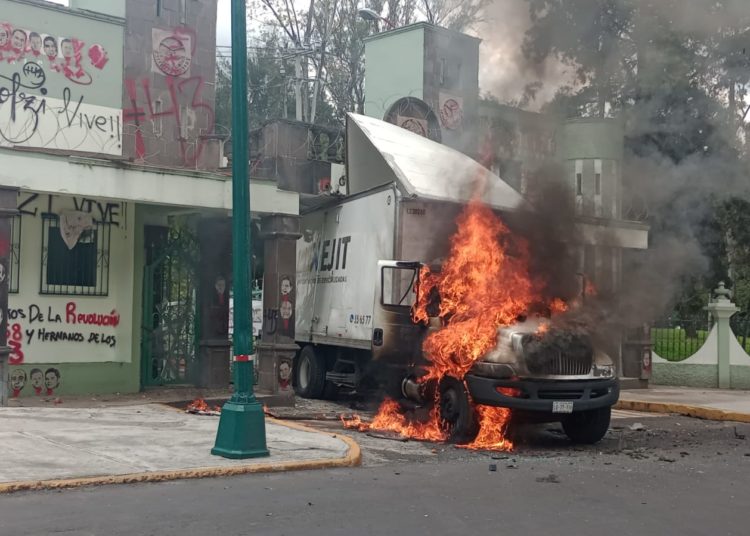 Normalistas derriban puerta del Campo Militar 1 e incendian camión