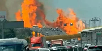 Deja 18 heridos explosión de pipa de gas en Zaragoza