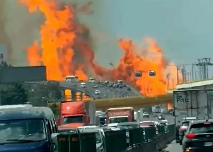 Deja 18 heridos explosión de pipa de gas en Zaragoza