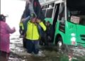Policías capitalinos rescatan a pasajeros de camión inundado en Churubusco